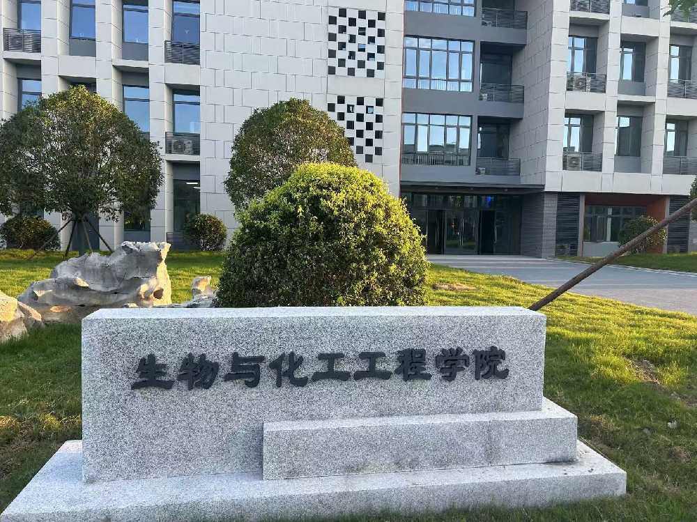 平桥区扬州职业大学体育场高杆灯项目